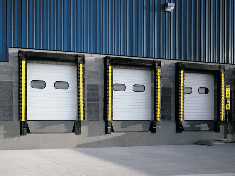 Andén de carga con puertas seccionales industriales — PyE Puertas y Equipos de Anden