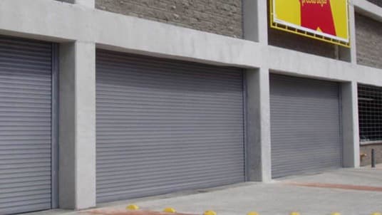 Cortinas metálicas enrollables — PyE Puertas y Equipos de Anden